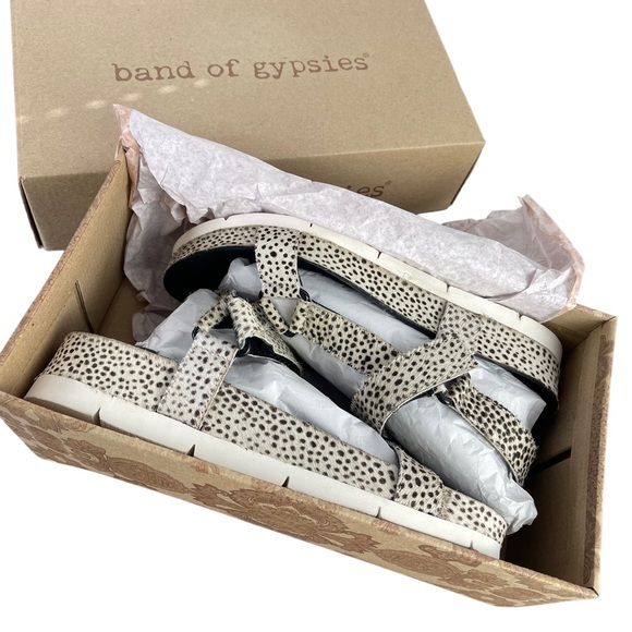 BAND OF GYPSIES Women Black & White Cow Hair Sandal Size 7 Spots Footbed Shoes - Picture 2 of 7